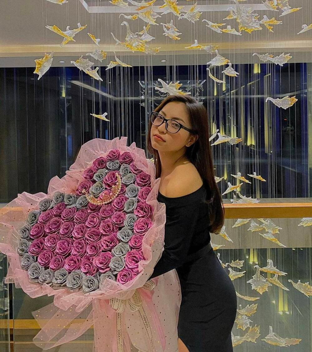 Vào dịp Valentine năm 2021 mới đây, Nhật Lê lại tiếp tục khiến dân tình "gato" hết nấc khi khoe loạt ảnh đi ăn cùng người ấy tại một nhà hàng sang trọng, đi kèm là bó hoa siêu to khổng lồ.