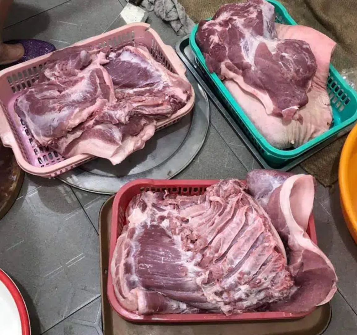 Ngoài thịt kho trứng, nhiều gia đình cẩn thận còn chuẩn bị đồ ăn khác với khối lượng lớn như mua đến tận 11 triệu tiền thịt và 120 quả mướp đắng để ăn dần trong những ngày Tết.