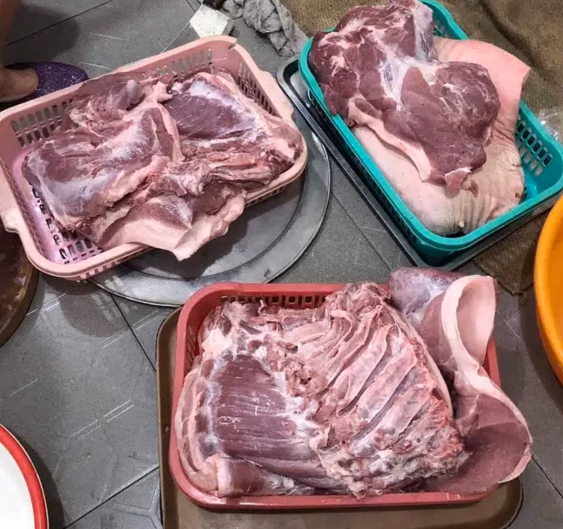 Ngoài thịt kho trứng, nhiều gia đình cẩn thận còn chuẩn bị đồ ăn khác với khối lượng lớn như mua đến tận 11 triệu tiền thịt và 120 quả mướp đắng để ăn dần trong những ngày Tết.