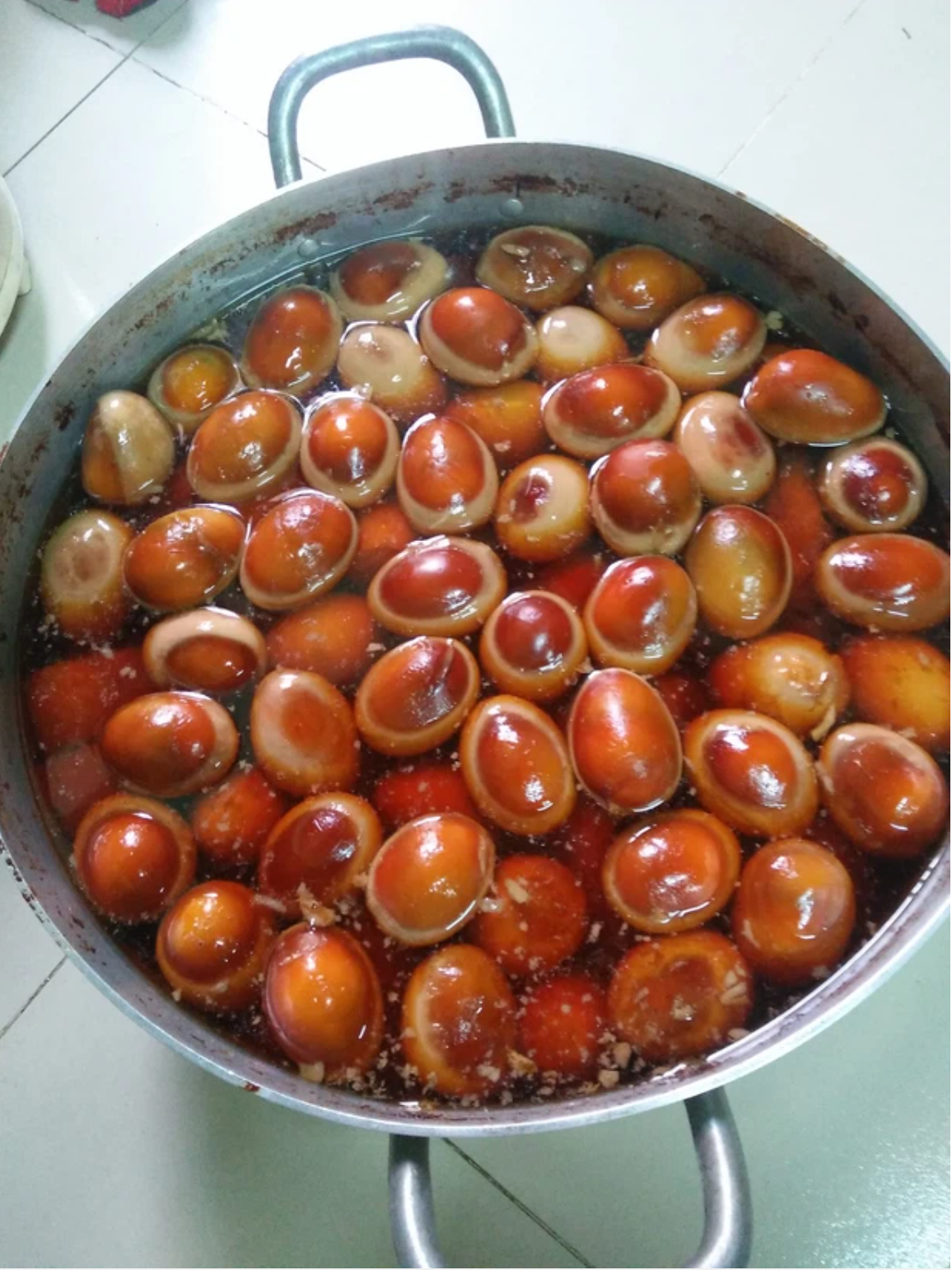 Mới đây, một cô gái đã đăng ảnh khoe nồi thịt kho trứng của nhà đón Tết, nhanh chóng hình ảnh này khiến dân mạng khá sốc bởi số lượng thịt và trứng trong nồi là số lượng lớn.