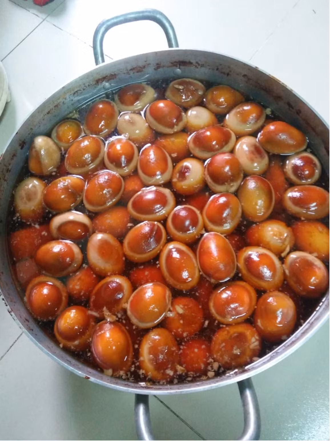 Mới đây, một cô gái đã đăng ảnh khoe nồi thịt kho trứng của nhà đón Tết, nhanh chóng hình ảnh này khiến dân mạng khá sốc bởi số lượng thịt và trứng trong nồi là số lượng lớn.