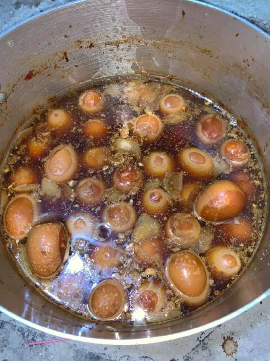 Hình ảnh trên ngay lập tức gây "choáng váng" cộng đồng mạng, bởi không ai nghĩ sẽ có gia đình nào làm nồi thịt to và nhiều đến vậy.