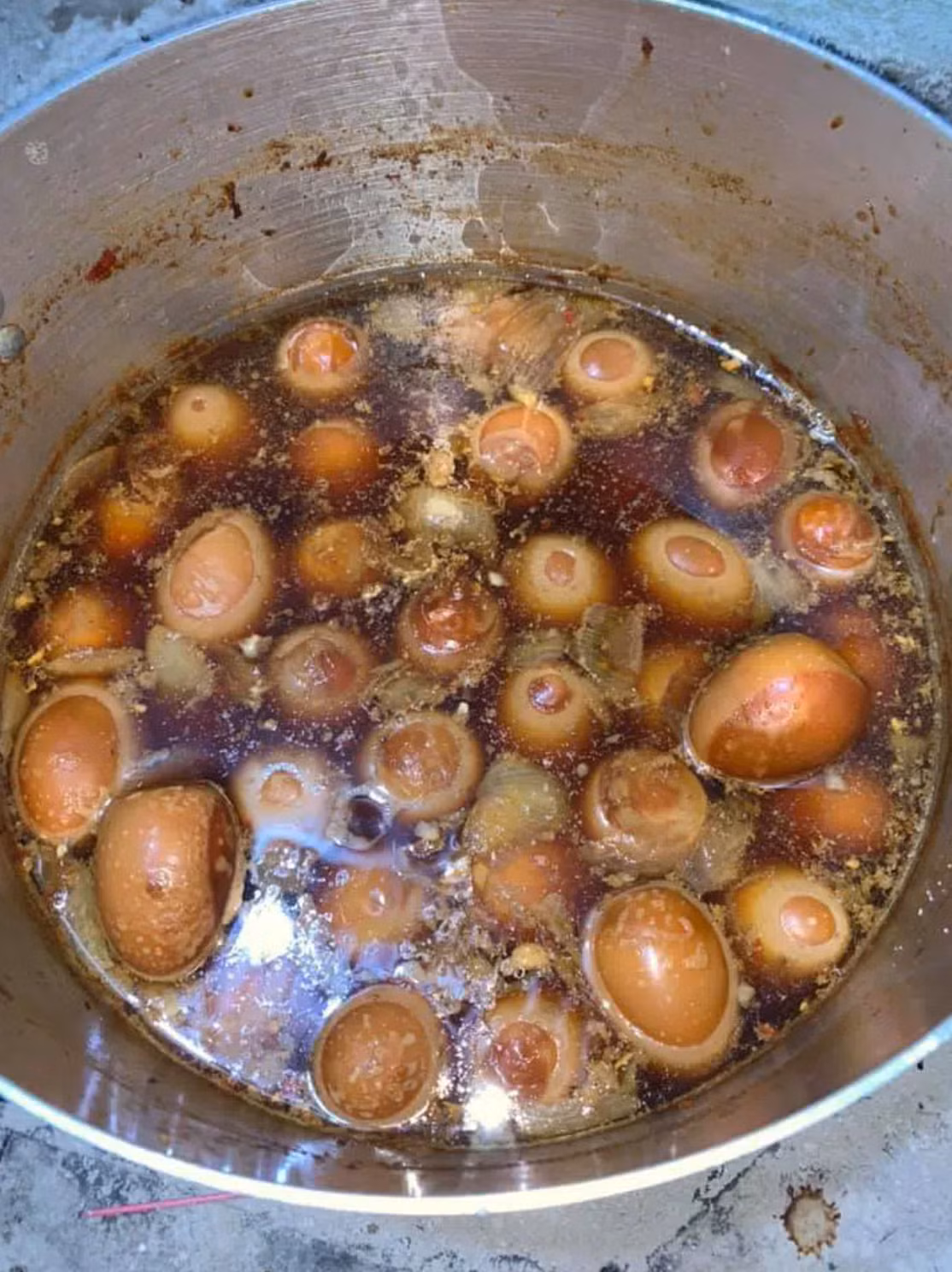 Hình ảnh trên ngay lập tức gây "choáng váng" cộng đồng mạng, bởi không ai nghĩ sẽ có gia đình nào làm nồi thịt to và nhiều đến vậy.