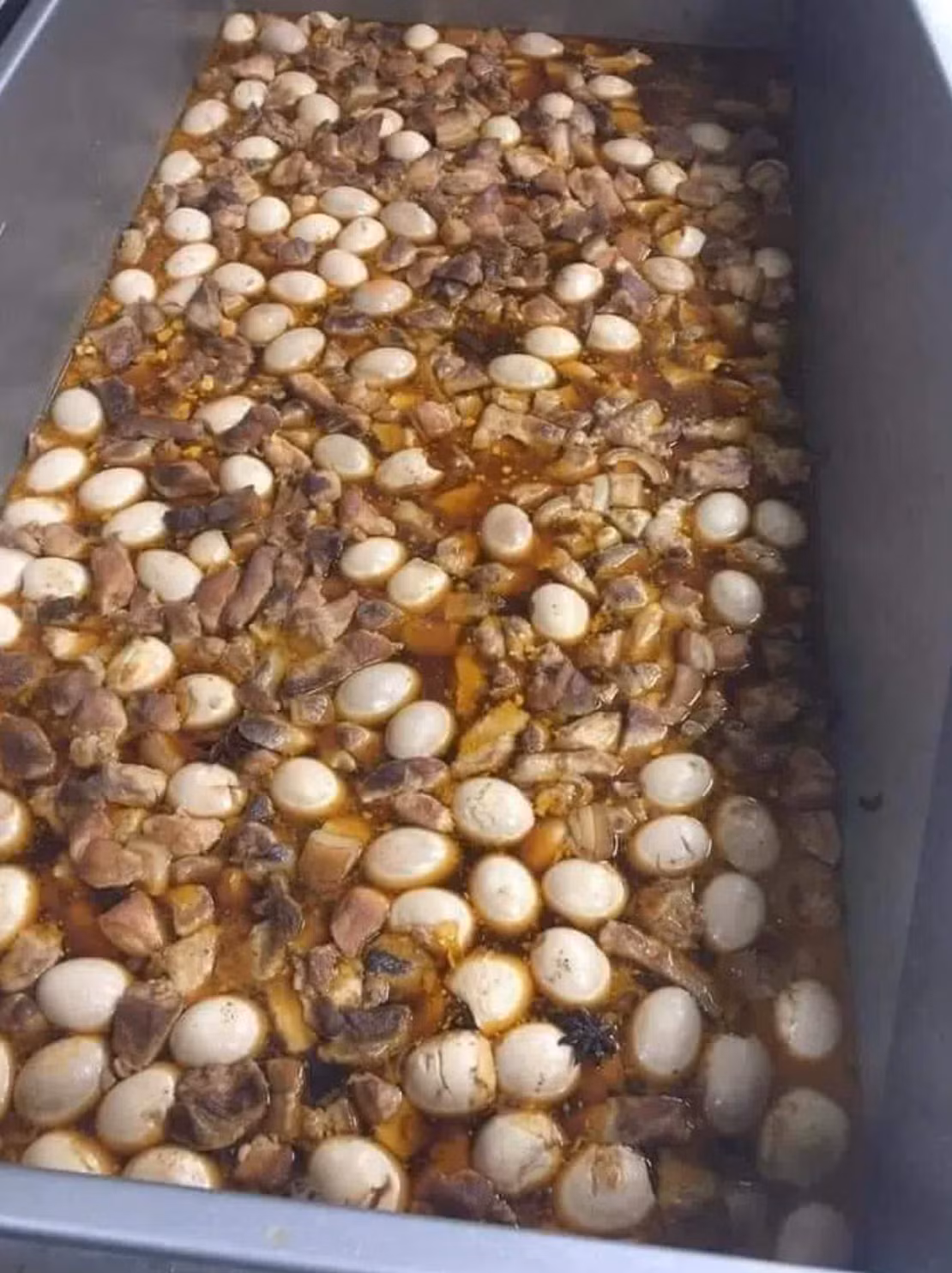 Có thể nói, việc ăn uống tụ tập rất vui nhưng mà sẽ vất vả cho người làm bếp vì phải chuẩn bị lượng đồ ăn khổng lồ.