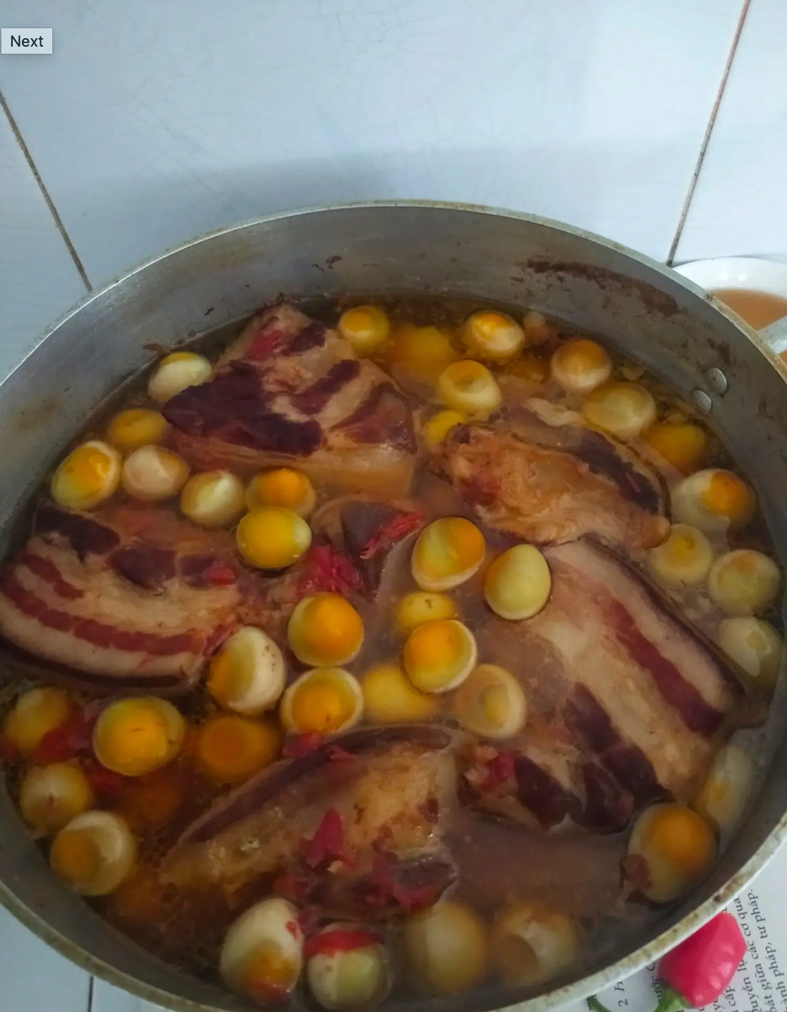 Nhiều cư dân mạng cảm thấy "ngán tận cổ" khi nghĩ đến việc ăn thịt kho trứng xuyên Tết như gia đình nhà cô gái này : "Hột vịt thì nhà mình ăn 3 ngày là hết, còn thịt thì chắc… 3 tháng!", "Năm ngoái hình như kho có mỗi 2kg mà cũng gần hết Tết mới ăn xong. Sợ hãi ghê!",...