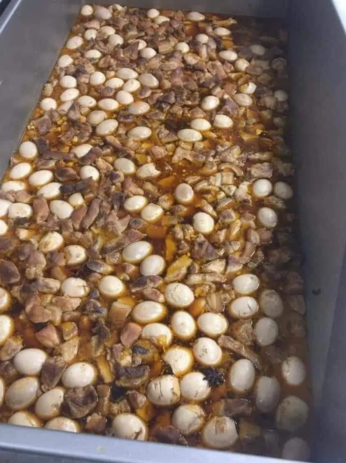 Những chiếc nồi thịt kho trứng siêu to khổng lồ dù chỉ mới nhìn thôi đã thấy "ngán tận cổ".