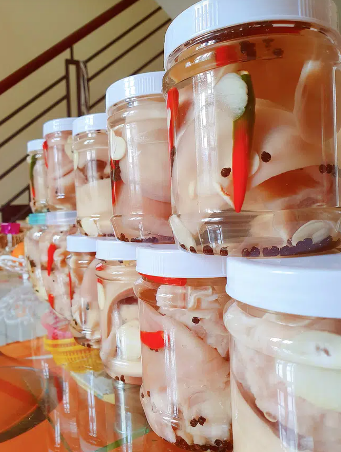 Tai heo ngâm giấm giòn ngon để chống ngán cho ngày Tết.