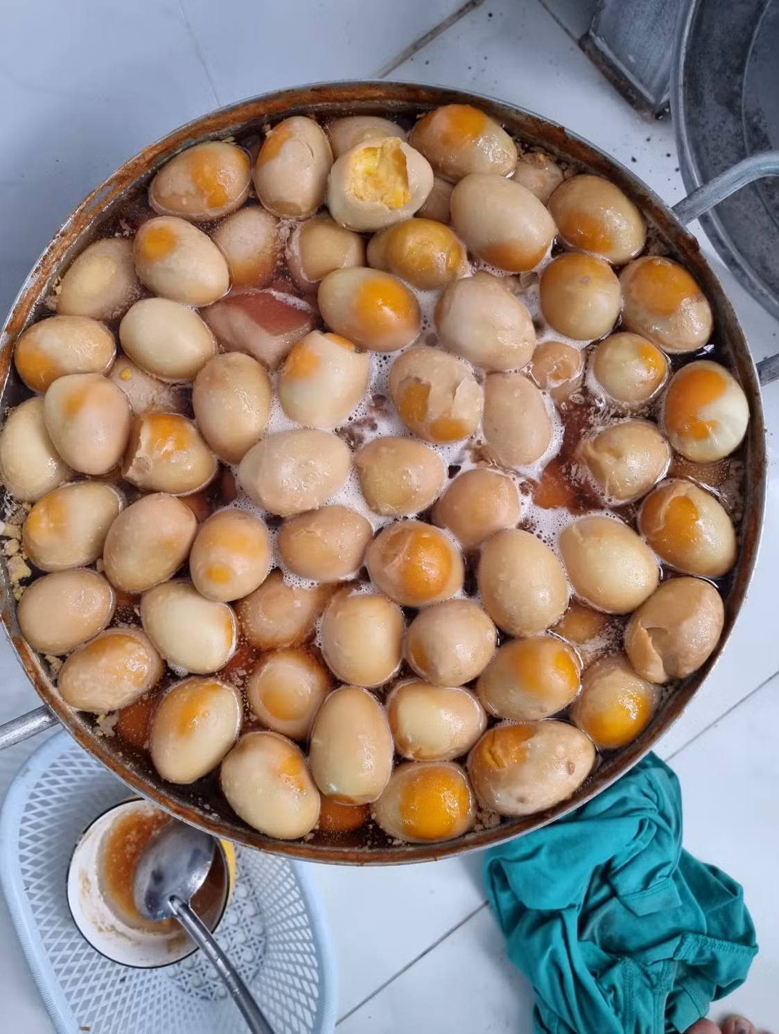 Theo chủ tài khoản tiết lộ, nhà cô đã mua đến 10kg thịt lợn và 100 quả trứng vịt để để kho thịt làm món ăn ngày Tết.