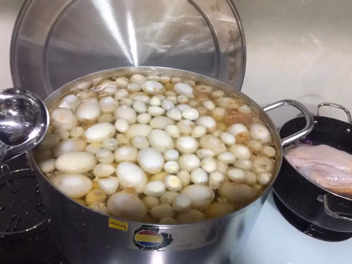 Không chỉ bày tỏ nỗi "ám ảnh" với bài đăng của cô gái, nhiều bạn còn nhiệt tình chia sẻ nồi thịt kho đón Tết to không kém của nhà mình.