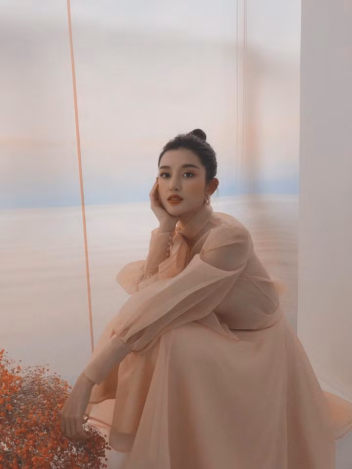 Người đẹp 9x không ngần ngại khẳng định vẻ đẹp "không phải dạng vừa" của bản thân. Ảnh: FBNV