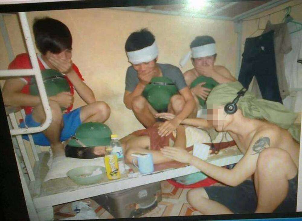 Trào lưu giả đám ma, tế sống khi bạn đang ngủ từng gây ra nhiều tranh cãi. Cụ thể, một nhóm bạn sẽ tranh thủ bạn cùng phòng đang ngủ say, những người còn lại thích đùa thường bày trò làm đám tang giả như lấy đũa và cốc làm bát hương, giấy vệ sinh, vải để làm khăn tang,… Xong rồi cả đám đông kéo nhau quỳ lạy, khóc lóc chụp ảnh.