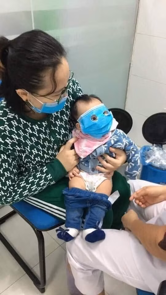 Dù là trẻ con hay người lớn cũng phải đeo khẩu trang kín mít mỗi khi đi ra ngoài.