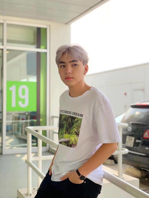 Sau 4 năm kể từ khi nổi tiếng cùng nhóm bạn hot teen, Long Hoàng hiện tại ngày càng đẹp trai, trưởng thành với phong cách có phần chững chạc