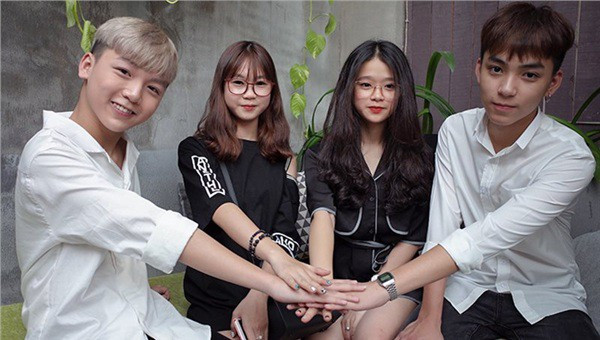 Cách đây 4 năm, một nhóm bạn 10x tự xưng là "nhóm hot teen Hà thành" bao gồm 4 cái tên là Linh Ka, Long Hoàng, Chi Bé và Long Bi bỗng nổi đình nổi đám và trở thành đề tài tranh luận không ngớt trên MXH.