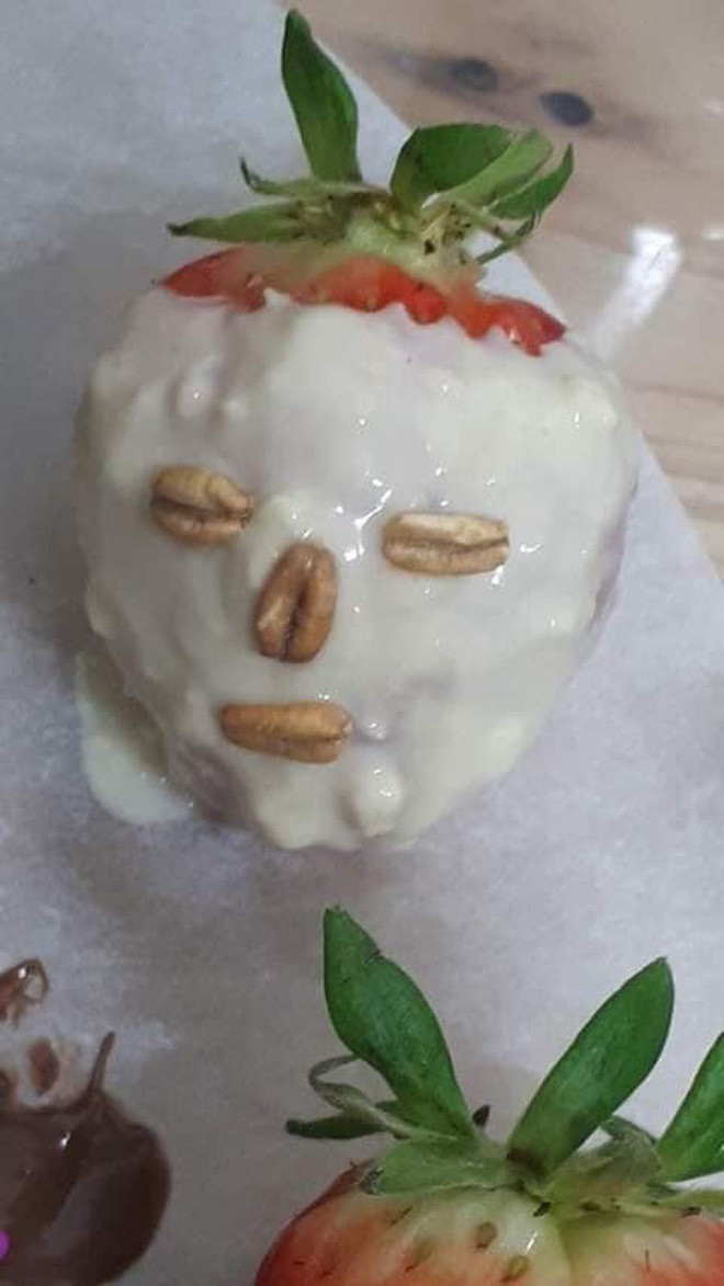 Dân tình trên MXH từng được phen tá hỏa vì món quà Valentine là chocolate nhúng dâu tây xấu xí đến bàng hoàng.
