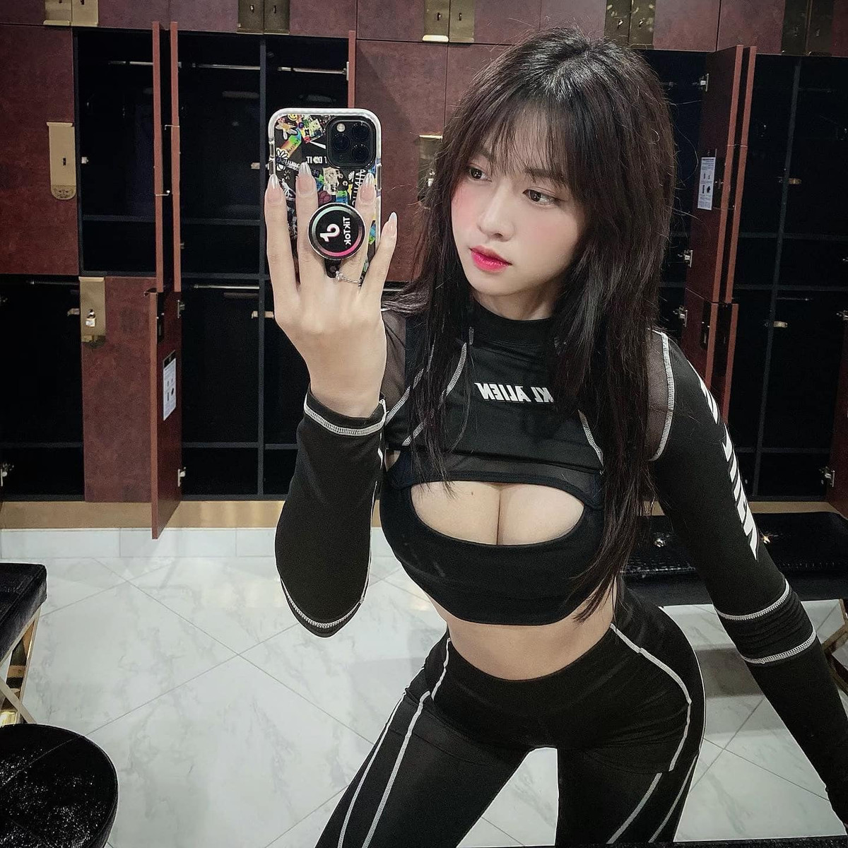 Sau khi đỗ đại học, Bống bắt đầu tìm đến phòng gym với mơ ước đơn giản là có thể gầy đi. Và cứ vậy, cô bạn tập chăm chỉ dần lên và cân nặng cũng theo đó mà giảm chẳng cần phải ăn kiêng ngày nào.