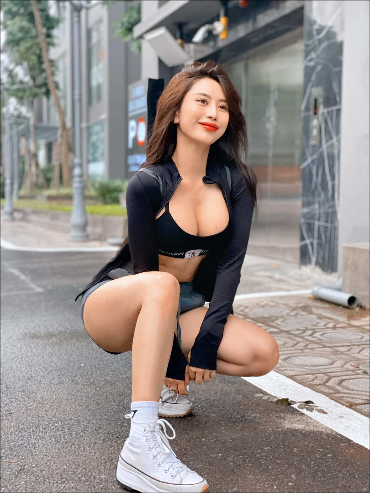 Ở Tracy Lê toát lên vẻ đẹp hình thể hoàn hảo cùng sự tự tin của phụ nữ hiện đại.