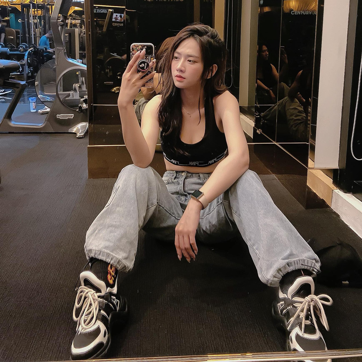 Hot girl Lê Bống cao 1m67, nặng 50kg với số đo 3 vòng không thể hoàn hảo hơn 96-60-96.