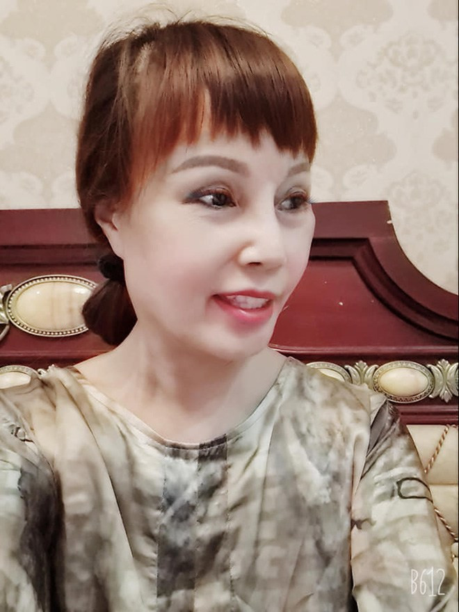 Cuộc sống của cô dâu Thu Sao hiện tại khá an yên bên chồng trẻ. Mỗi ngày, chị đều livestream bán hàng, trò chuyện và tâm sự về cuộc sống với bạn bè, người quen và người theo dõi. Ảnh: Tổng hợp