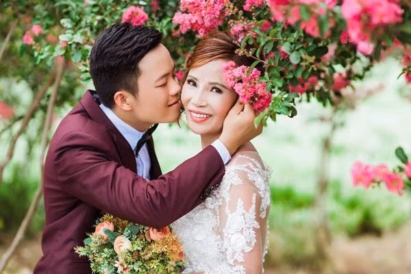 Năm 2018, đám cưới của " cô dâu 62 tuổi, chú rể 26 tuổi" Thu Sao - Hoa Cương đã diễn ra và bất ngờ thu hút sự chú ý của đông đảo dư luận. Từ đó đến nay, suốt 3 năm qua đôi vợ chồng lệch tuổi luôn bị nhiều người dòm ngó, bàn tán đủ kiểu.