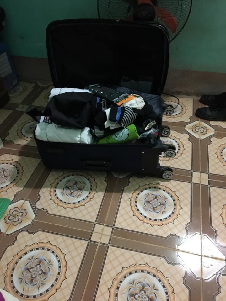 Bên cạnh những người chuẩn bị rất kỹ càng cho hành trang của mình, có anh thì chỉ gói gọn trong chiếc ba lô nhỏ gọn, đơn giản. Ảnh: T.H