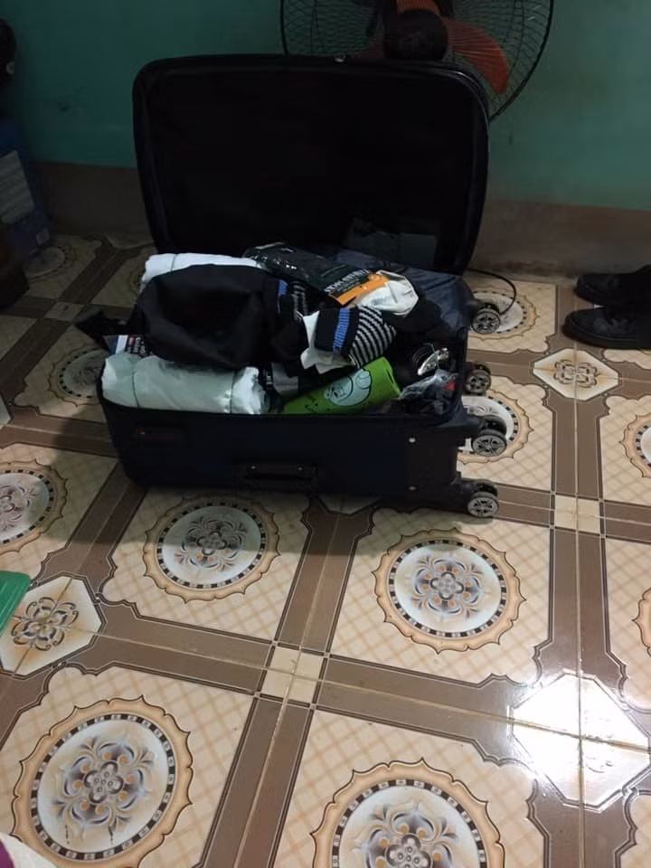 Bên cạnh những người chuẩn bị rất kỹ càng cho hành trang của mình, có anh thì chỉ gói gọn trong chiếc ba lô nhỏ gọn, đơn giản. Ảnh: T.H