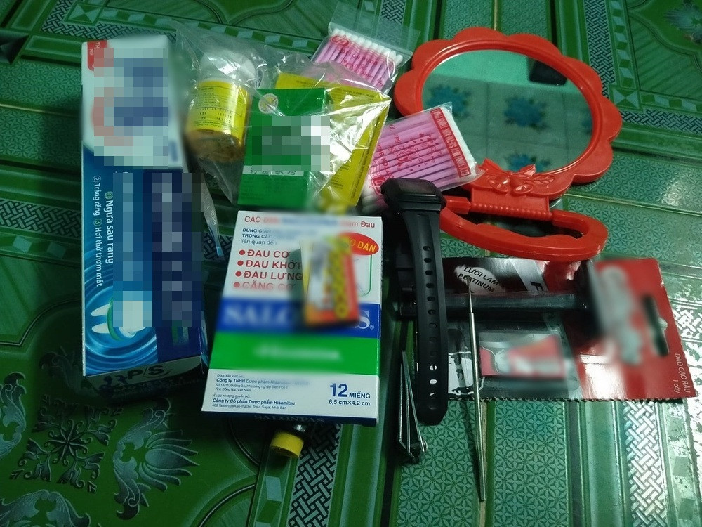 Không thiếu thứ gì từ gương, tăm bông, kem đánh trăng,...mỗi người một phong cách đã cho thấy tinh thần nhập ngũ của các tân binh đã rất sẵn sàng. Ảnh: Kiều Phương