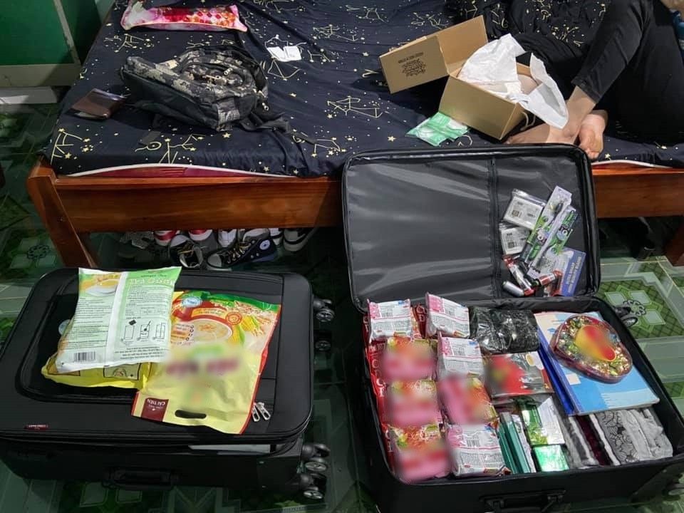 Tân binh trẻ này khiến dân tình ngạc nhiên với “núi” tư trang không khác gì một tiệm tạp hóa thu nhỏ. Ảnh: Nguyễn Văn Mạnh