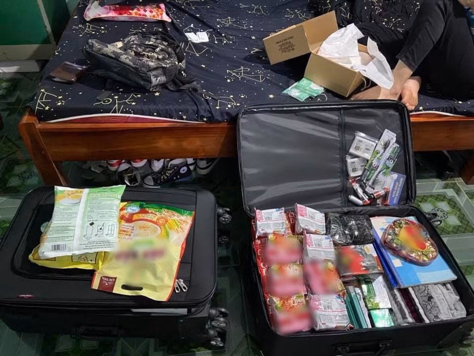Tân binh trẻ này khiến dân tình ngạc nhiên với “núi” tư trang không khác gì một tiệm tạp hóa thu nhỏ. Ảnh: Nguyễn Văn Mạnh