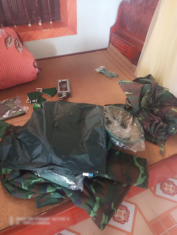 Có lẽ vì quá băn khoăn mà nhiều tân bình nhập ngũ đã chuẩn bị cả “một tiệm tạp hóa” vào ba lô để lên đường theo tiếng gọi của Tổ quốc. Ảnh: Nhất Thắng