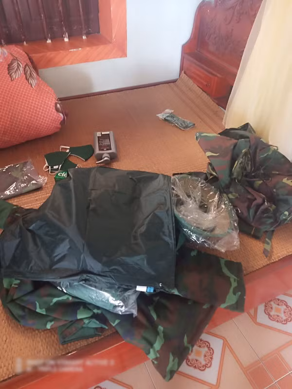 Có lẽ vì quá băn khoăn mà nhiều tân bình nhập ngũ đã chuẩn bị cả “một tiệm tạp hóa” vào ba lô để lên đường theo tiếng gọi của Tổ quốc. Ảnh: Nhất Thắng