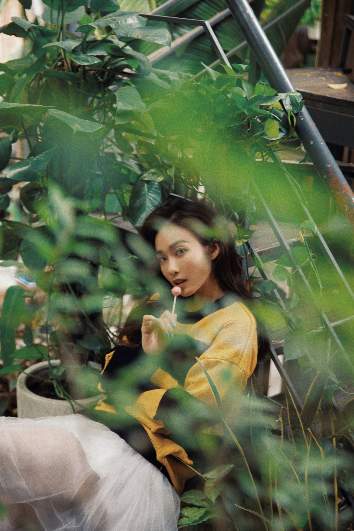 Người đẹp 9X ngày càng táo bạo với những bức ảnh khoe trọn ba vòng nóng bỏng khiến fan “xịt máu mũi”.