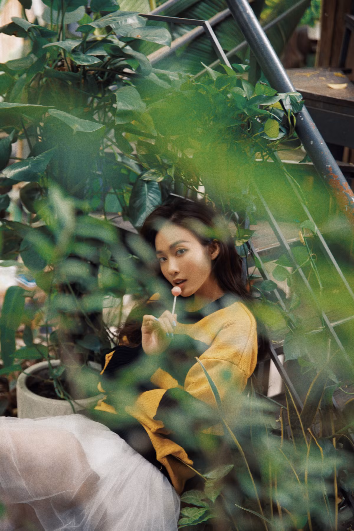 Người đẹp 9X ngày càng táo bạo với những bức ảnh khoe trọn ba vòng nóng bỏng khiến fan “xịt máu mũi”.