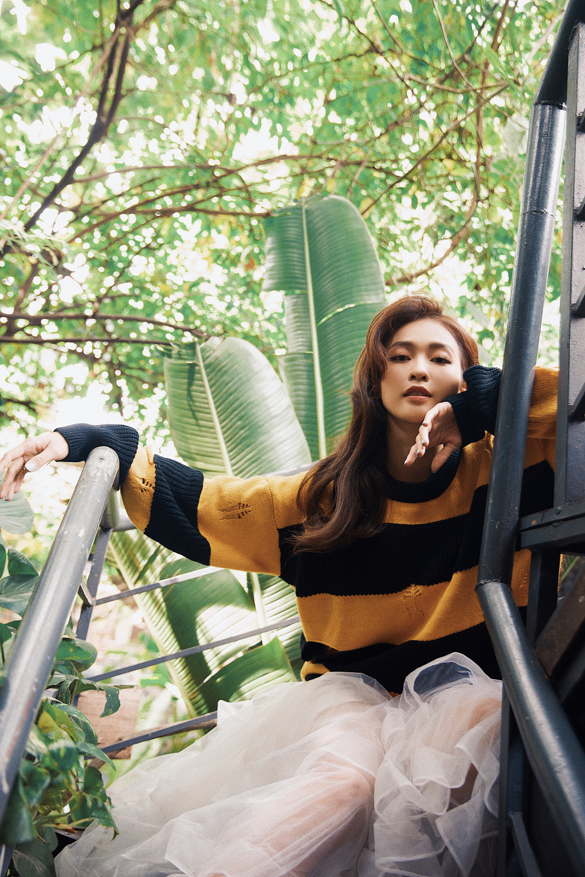 Khả Ngân là một trong những người đẹp hoạt động nghệ thuật khá chăm chỉ khi thường xuyên thử sức bản thân ở nhiều vị trí khác nhau.