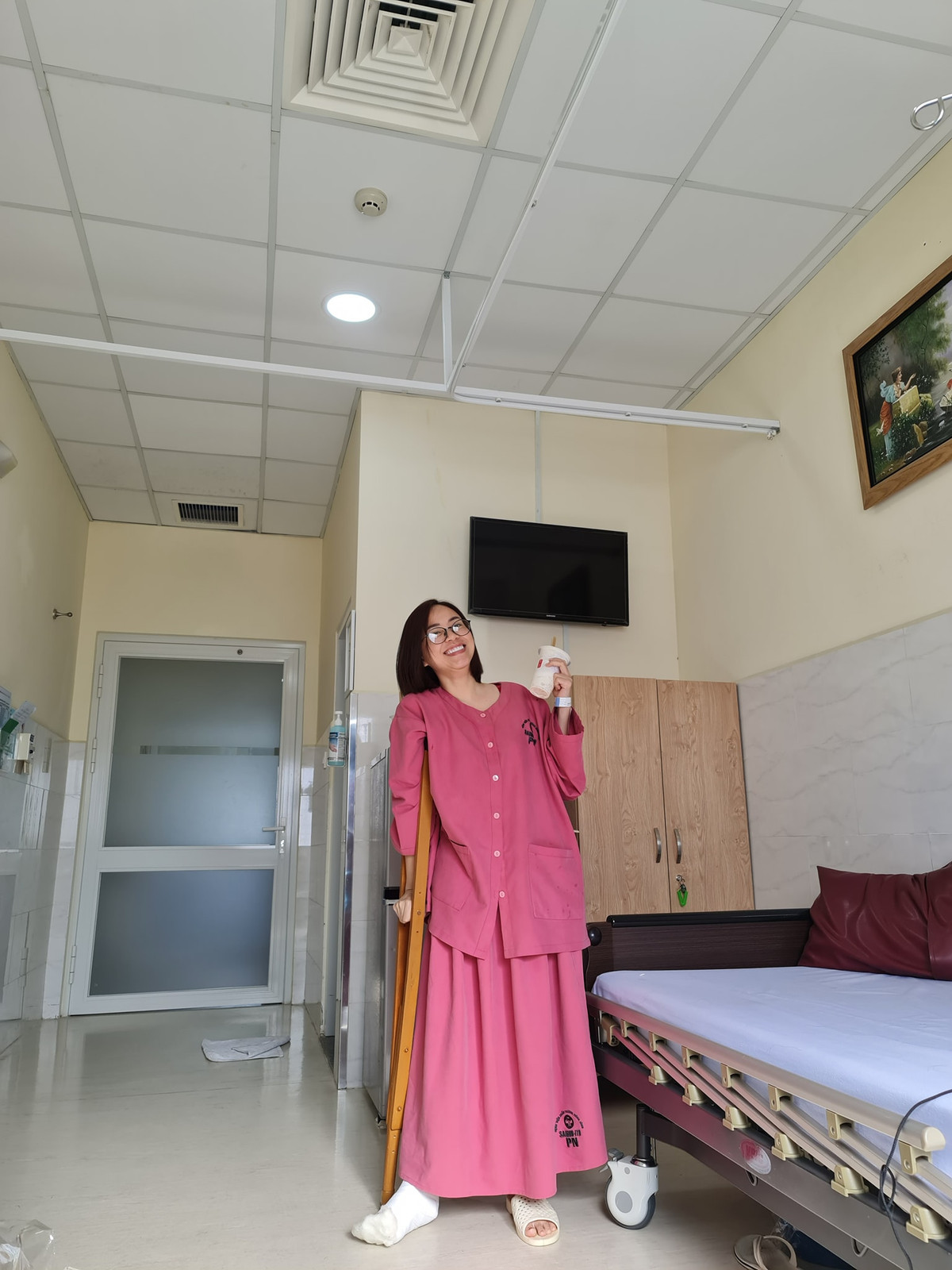 Dù phải chịu nhiều cơn đau cũng như bó bột một khoảng thời gian khá dài nhưng người phụ nữ 42 tuổi này vẫn vô cùng lạc quan, vui vẻ gây chú ý với cư dân mạng.