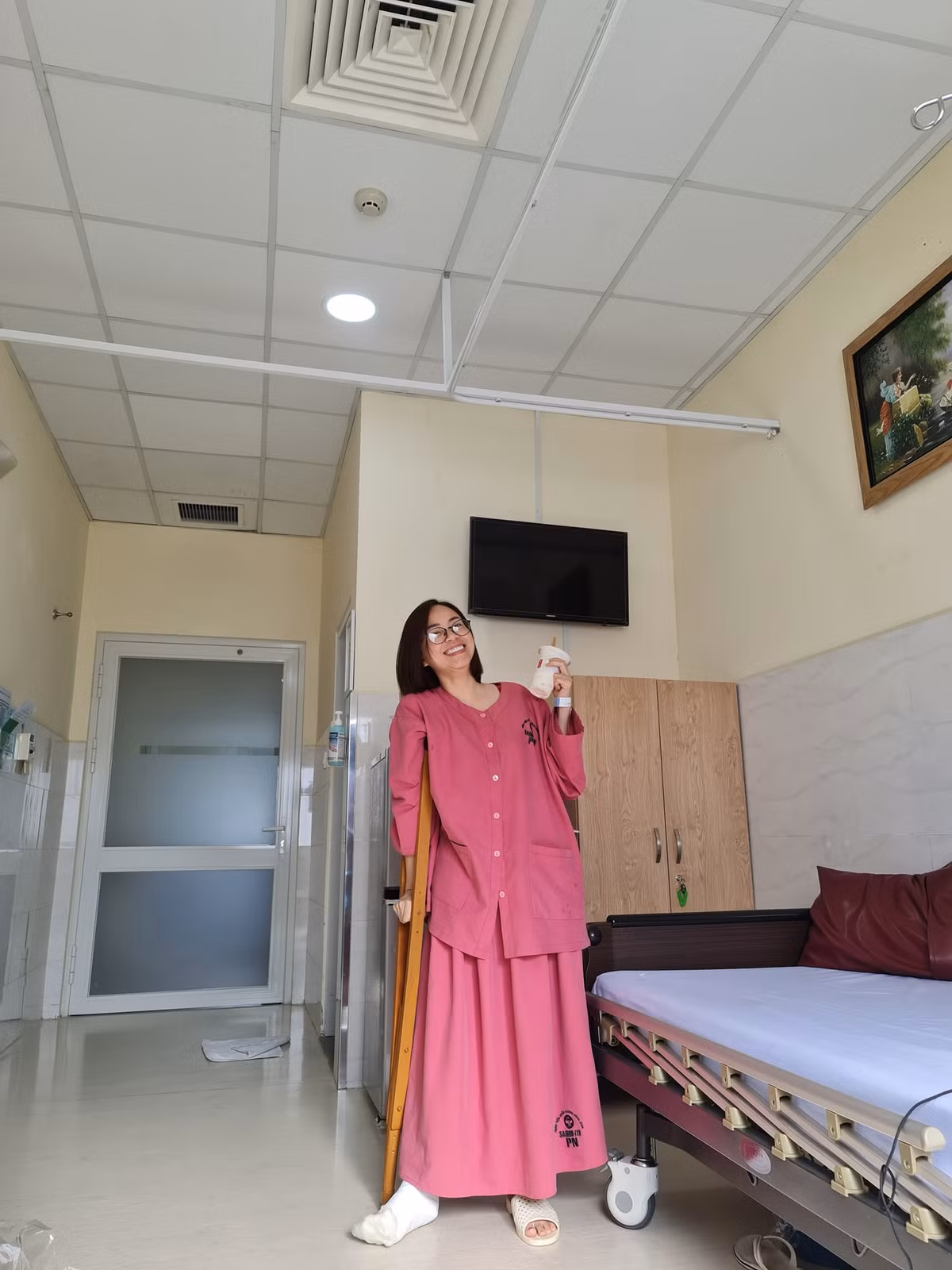 Dù phải chịu nhiều cơn đau cũng như bó bột một khoảng thời gian khá dài nhưng người phụ nữ 42 tuổi này vẫn vô cùng lạc quan, vui vẻ gây chú ý với cư dân mạng.