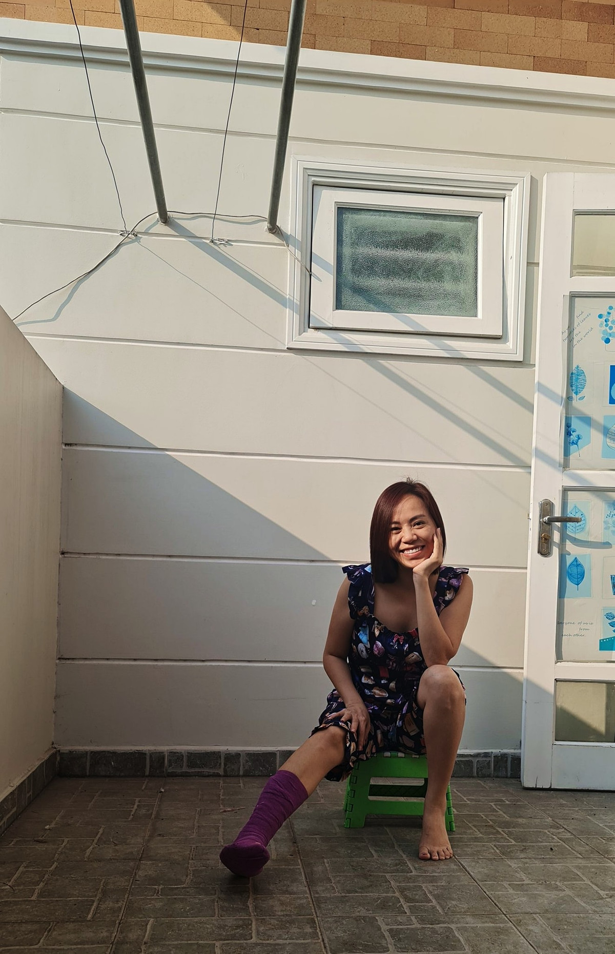 Dù là ở nhà hay ra ngoài chị cũng vẫn tươi vui và đầu tư mảnh vải bó bột cùng màu trang phục nhất có thể.