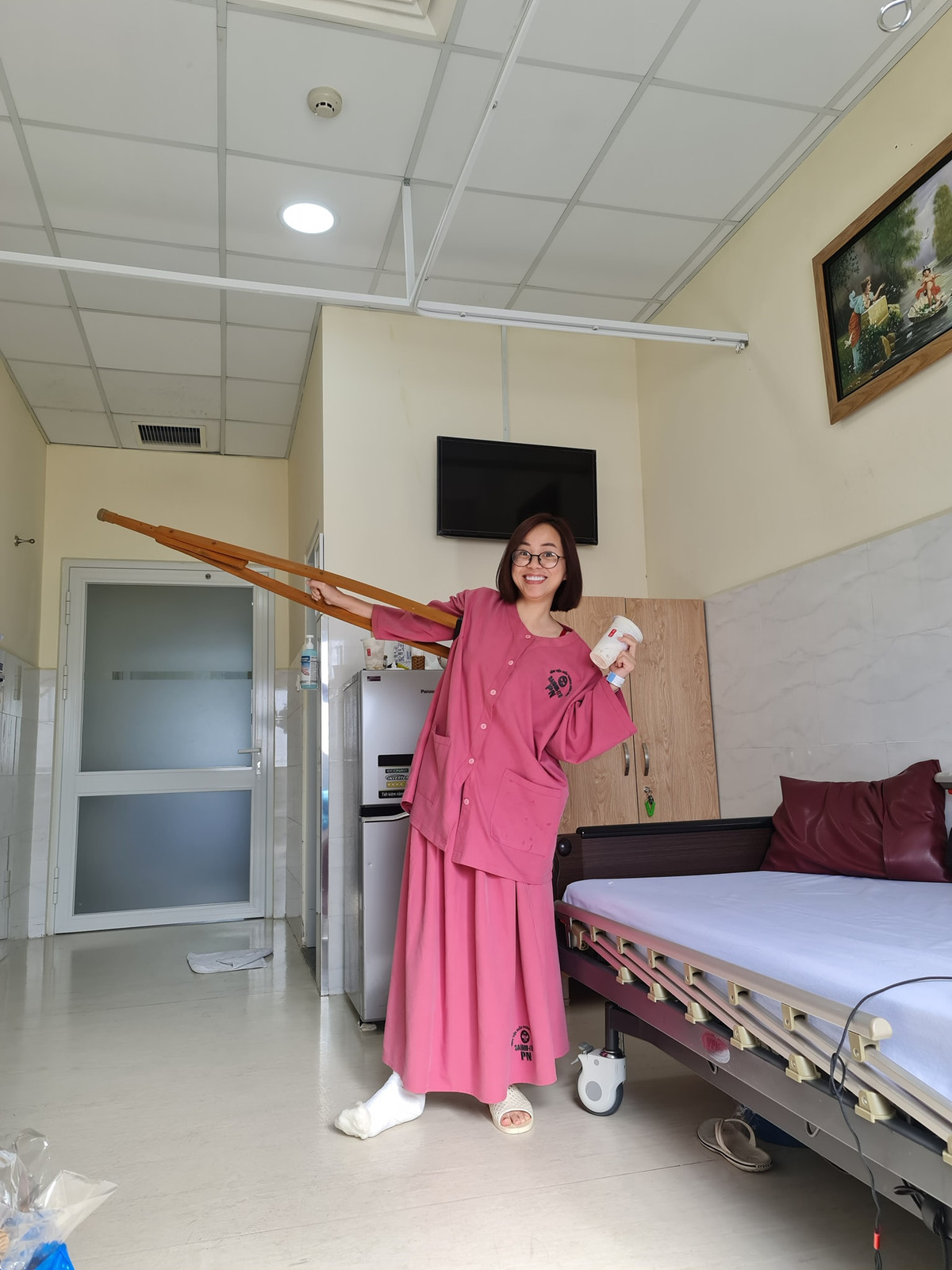 Thay vì suy nghĩ tiêu cực hay than thở, chị đã quyết định để bàn chân bó bột của mình có màu cùng với màu quần áo hàng ngày và chia sẻ lên mạng xã hội.