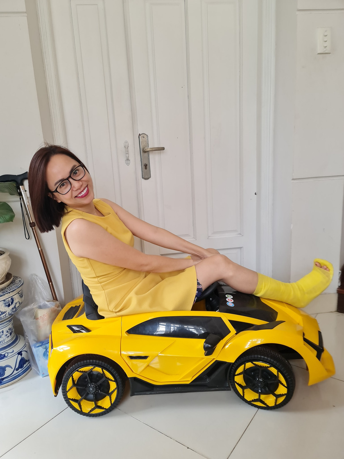 Concept đồng màu vàng từ chiếc váy, vải bó bột cho đến chiếc xe đồ chơi của con.