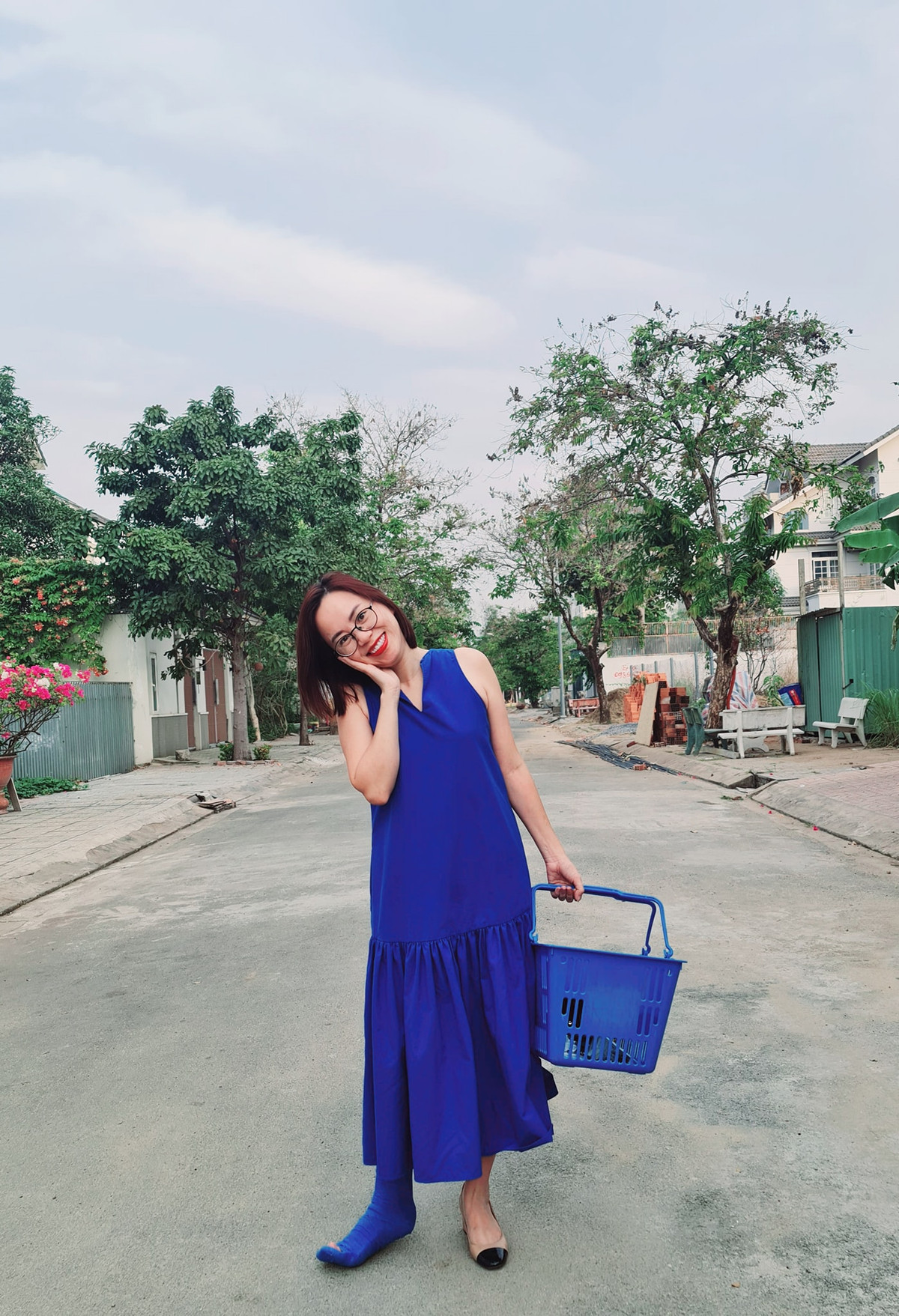 Khi mặc chiếc váy màu xanh chị cũng sử dụng mảnh vải bó bột cùng màu tạo nên phong cách thời trang độc đáo.