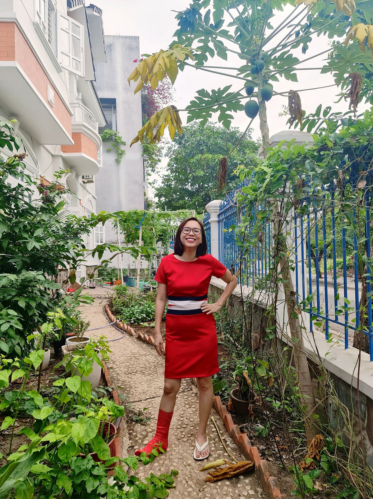 Bộ ảnh bó bột "tông xoẹt tông" của chị vẫn đang tiếp tục khiến cư dân mạng thích thú.