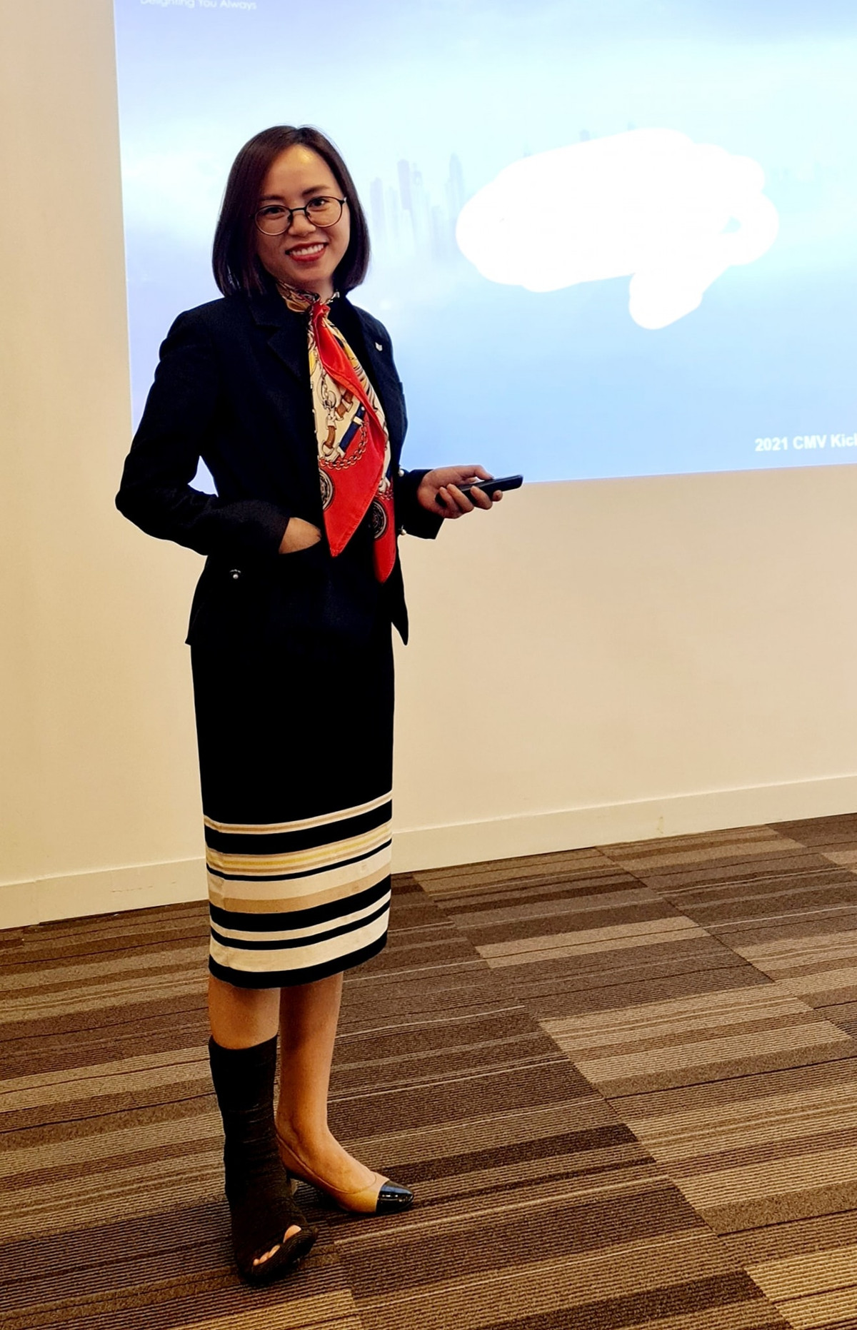 Khi đi làm chị cũng trưng diện tông đen cho cùng màu. Ảnh: Minh Zoe