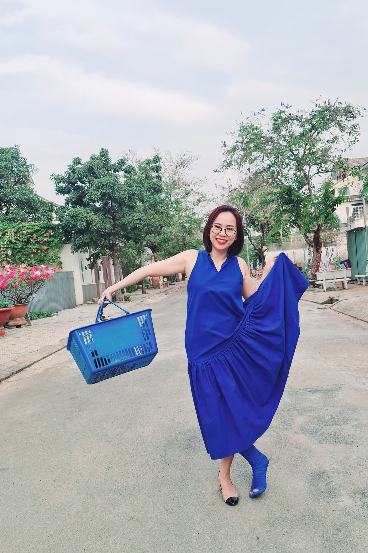 Thậm chí, chị gái U50 này còn tạo dáng vô cùng nhí nhảnh như chưa hề trải qua cuộc phẫu thuật nào.