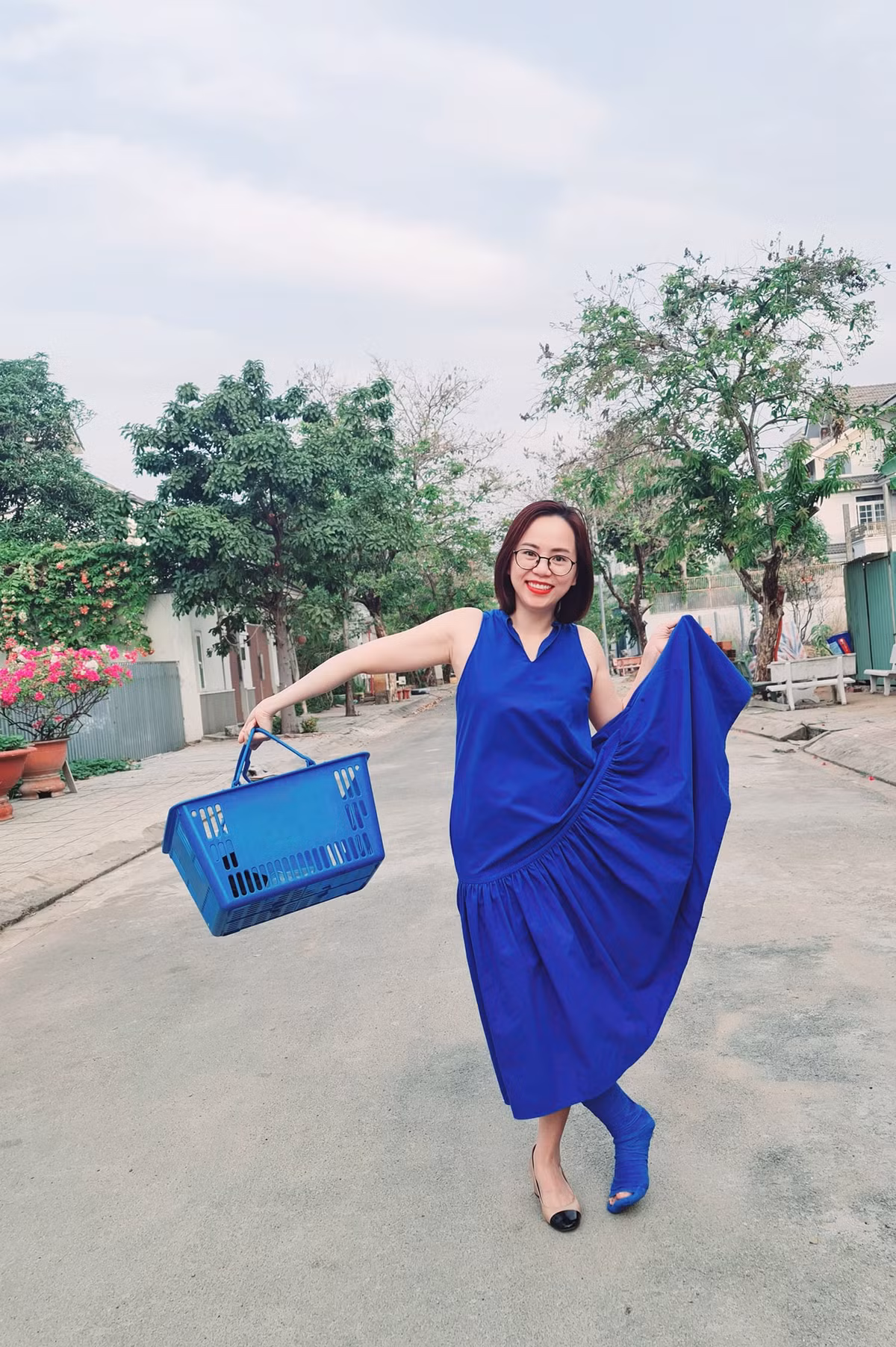 Thậm chí, chị gái U50 này còn tạo dáng vô cùng nhí nhảnh như chưa hề trải qua cuộc phẫu thuật nào.