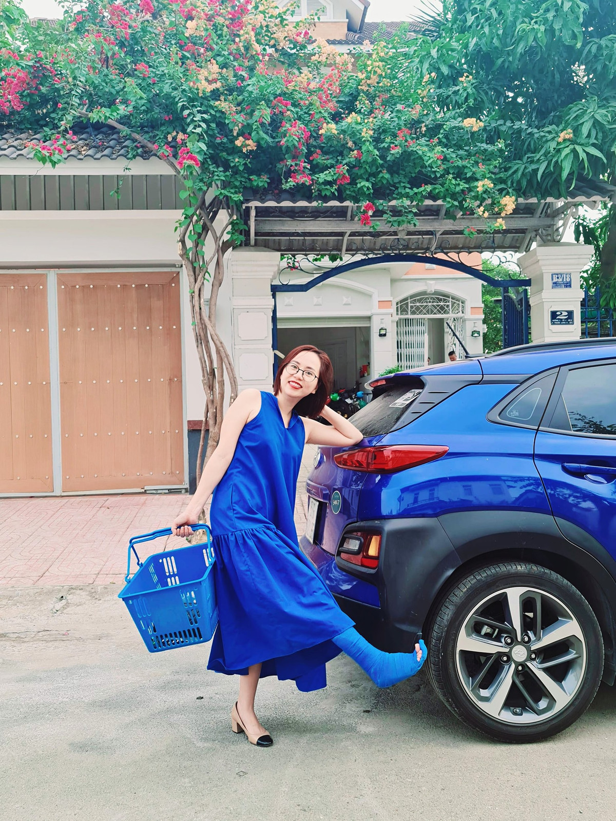 Vừa đăng tải chưa được bao lâu, bức ảnh "ton sur ton" của chị đã thu hút được hàng chục ngàn lượt like và bình luận. Mọi người đều tỏ ra ngạc nhiên và thích thú trước cách mà chị đối diện với bàn chân bó bột này.