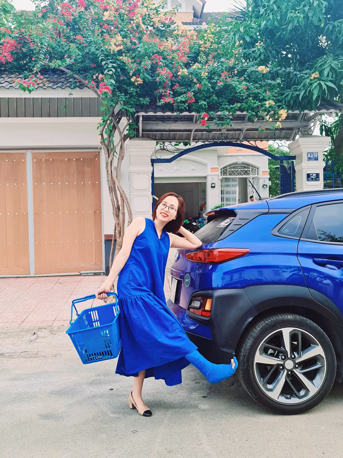 Vừa đăng tải chưa được bao lâu, bức ảnh "ton sur ton" của chị đã thu hút được hàng chục ngàn lượt like và bình luận. Mọi người đều tỏ ra ngạc nhiên và thích thú trước cách mà chị đối diện với bàn chân bó bột này.