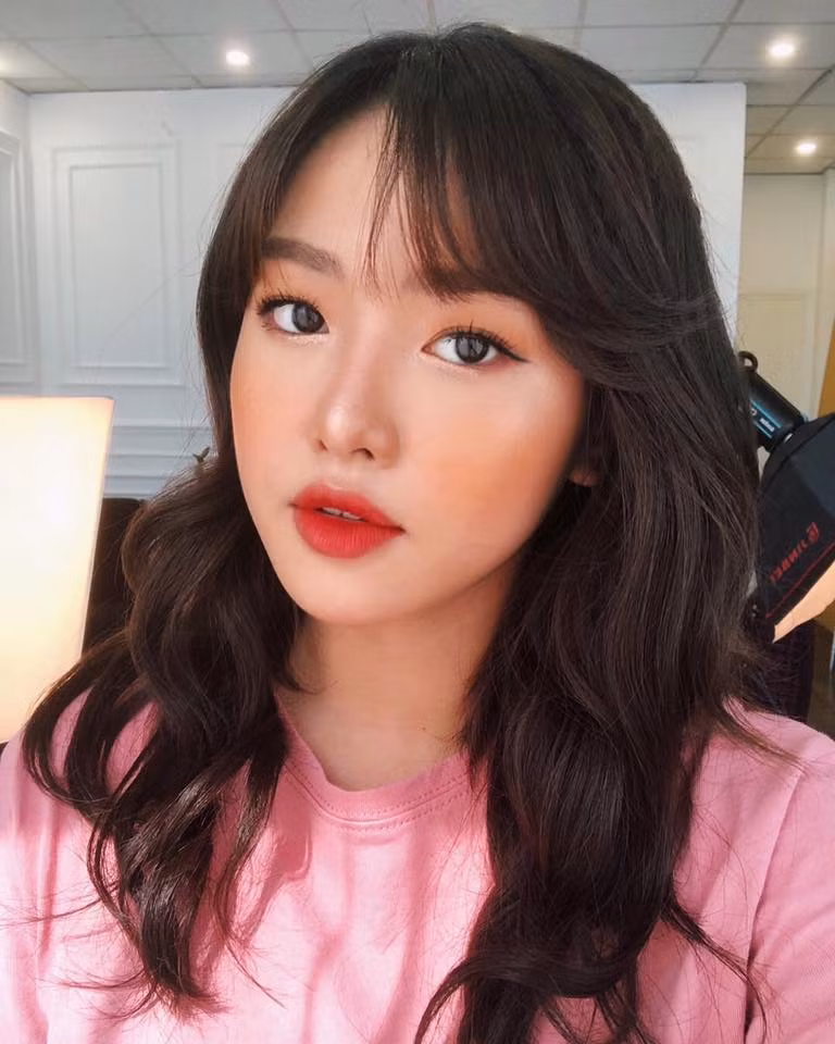 Trần Hoàng Phương Lan là gái xinh nổi tiếng nhờ đóng MV chung với Isaac, cô nàng là một gương mặt quen thuộc với các bạn trẻ Hà thành.