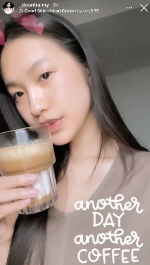 Người đẹp Doãn Hải My lại hút hồn nhờ làn da căng bóng, mịn màng và đôi môi hồng hào dù thiếu lớp make up, thiếu kem che khuyết điểm, thiếu mascara và ty tỷ loại mỹ phẩm khác.