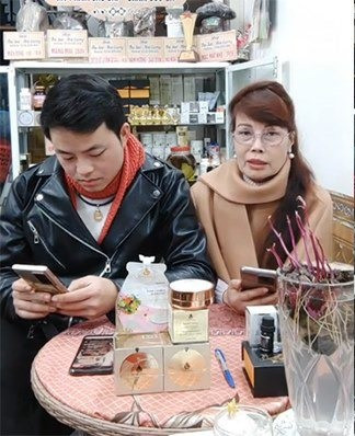 Thông qua những video quay thật này, dân mạng nhận ra nhan sắc của cô dâu Thu Sao hoàn toàn không lý tưởng như những tấm ảnh được đăng lên.