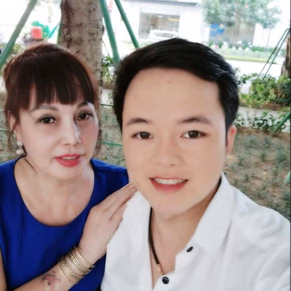 Tuy nhiên, với công việc kinh doanh buôn bán, cô Thu Sao thường xuyên livestream trên mạng để bán hàng.